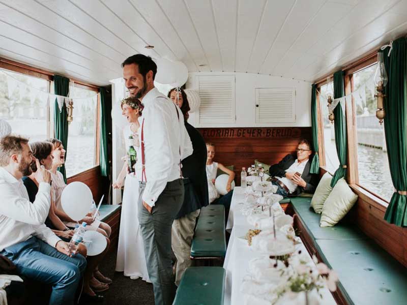 Hochzeitsgesellschaft - Heiraten auf dem Schiff